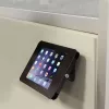 StarTech.com Bezpieczny stojak na tablet - mocowanie do biurka lub ściany, czarny, 24,6 cm (9,7 cala), iPad 9,7 cala, stal, 1,3 cm, klucz