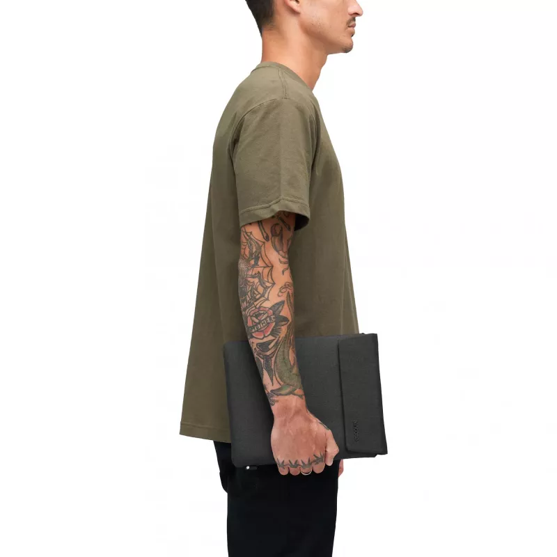 Etui na tablet Incase Crosstown Sleeve na 11-calowy tablet, czarne