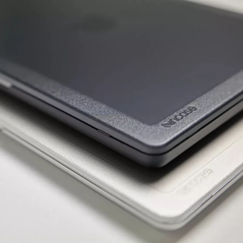 Etui sztywne Incase Edge dla 16-calowego MacBooka Pro M1-M4, czarne