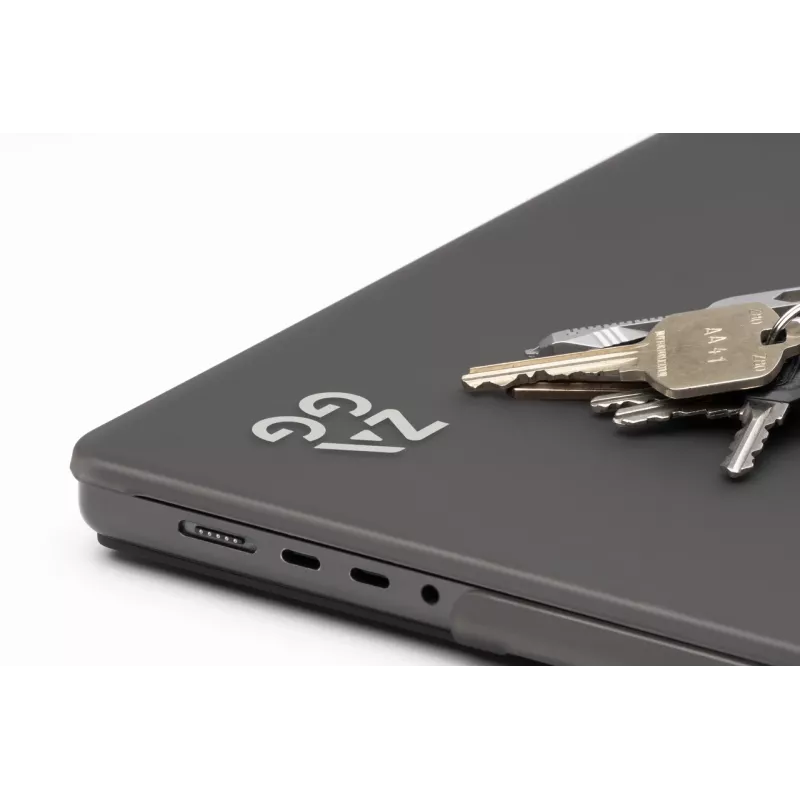 Etui ochronne Zagg Hardshell do MacBooka Pro 13 M2/M1 (20) — wykończenie Smoke, osłona ochronna