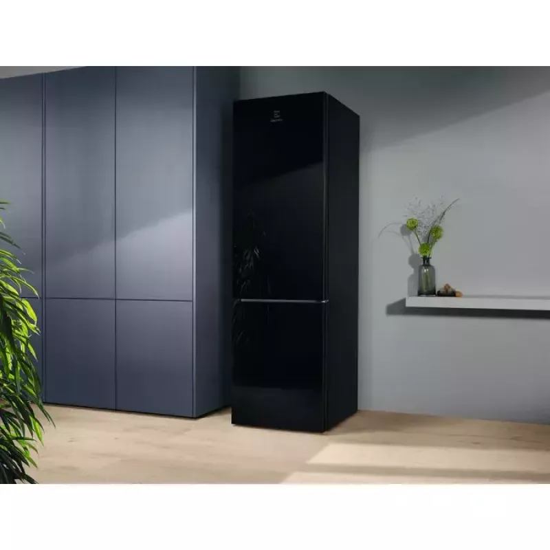 Electrolux LNT7ME36K2 chłodziarko-zamrażarka, 367 l (chłodziarka 266 l, zamrażarka 101 l), zamrażarka na dole, No Frost, klasa energetyczna E, czarna
