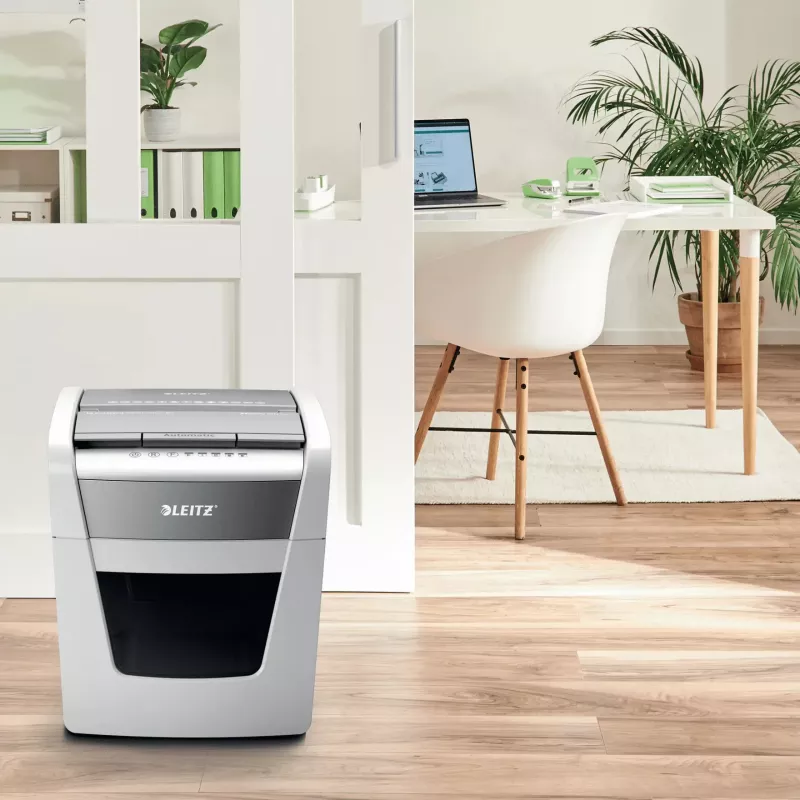 Niszczarka do papieru LEITZ IQ Autofeed Small Office50 P4 — mikropocięcie 4x28 mm, automatyczne podawanie 50 arkuszy, szerokość wejścia 22 cm, kosz 20 L