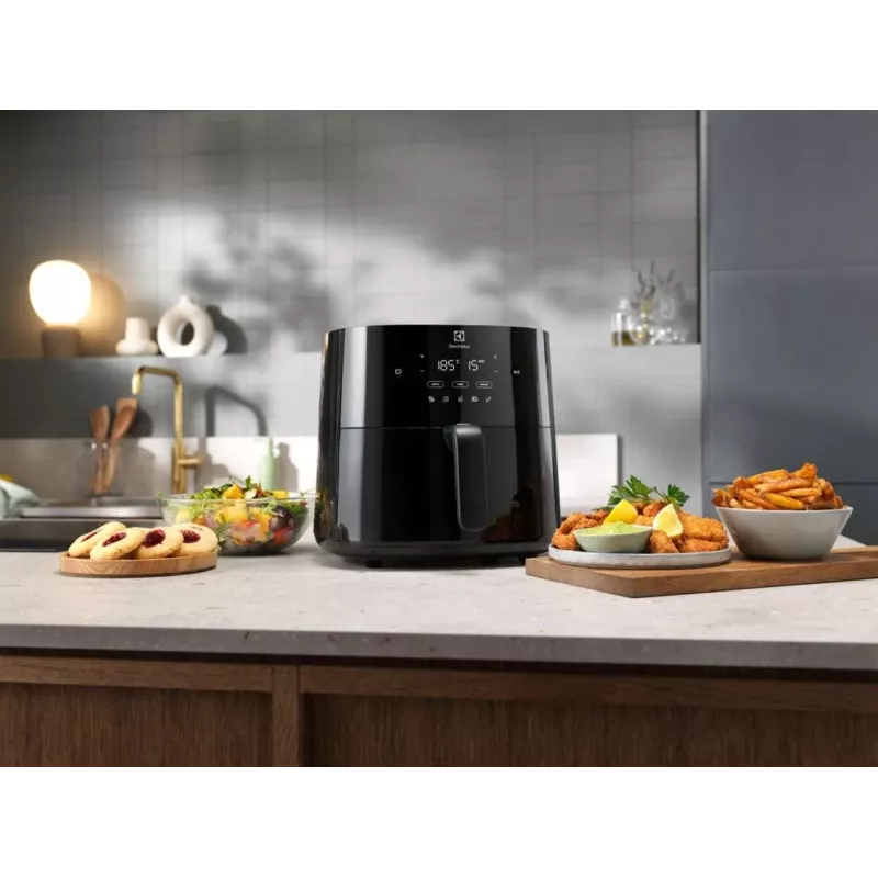 Gorący frytkownica powietrzna Electrolux EAF7B – 6,8 l, 1800 W, sterowanie dotykowe, 8 programów, maks. 200°C, czarny
