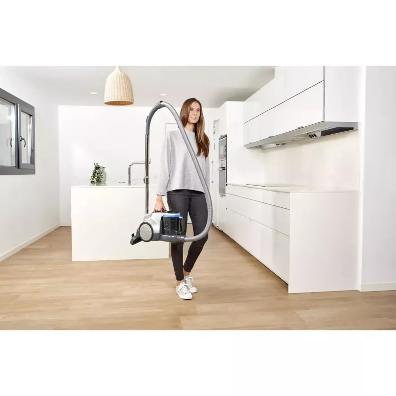 Odkurzacz cylindryczny Black & Decker BXVML700E — 700 W, pojemność na kurz 2 L, filtracja cykloniczna, filtr EPA, gumowe koła