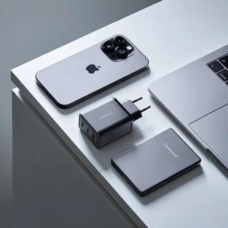 Zasilacz Intenso W65ACC porty USB-A i USB-C czarny