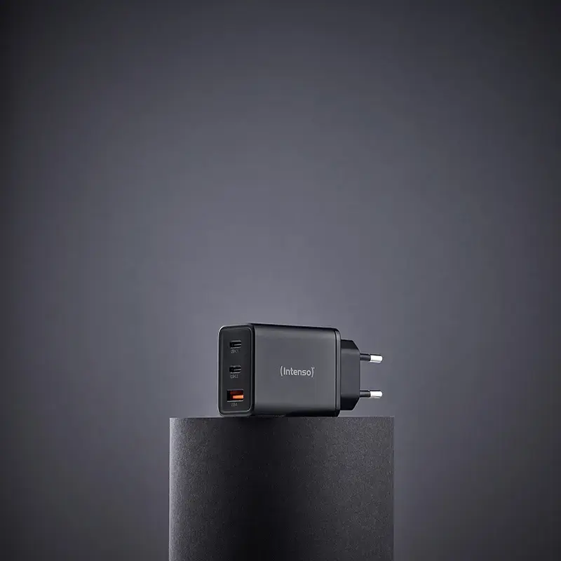 Zasilacz Intenso W65ACC porty USB-A i USB-C czarny