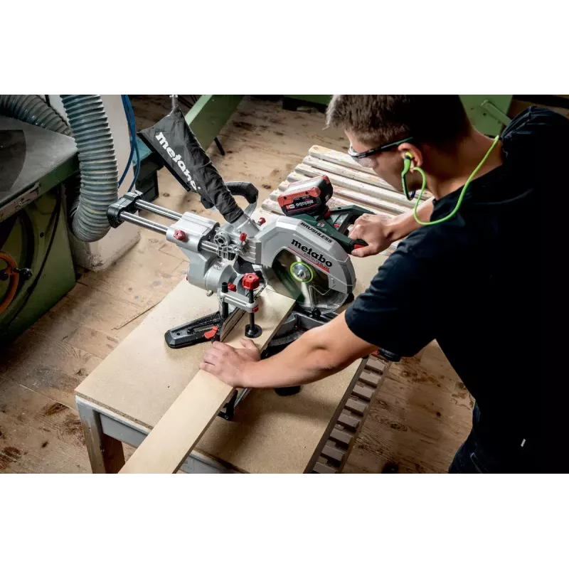 Piła Metabo KGS 18 LTX BL 254