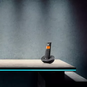 Bezprzewodowy telefon DECT MOTOROLA E201 — słuchawka bezprzewodowa z funkcją głośnomówiącą, do 50 rejestracji