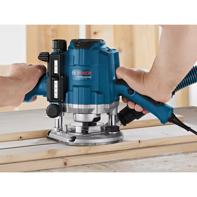 Bosch GOF 1250 CE Czarny, Niebieski 24000 RPM 1250 W