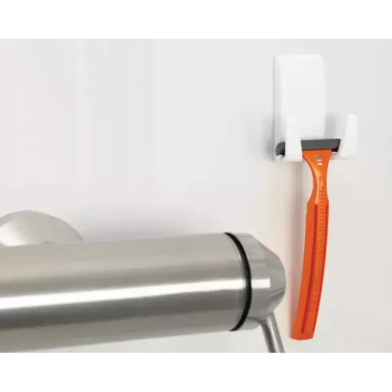 Uchwyt na maszynki do golenia Tesa Powerstrips Waterproof Wave, samoprzylepny uchwyt łazienkowy, wodoodporna konstrukcja, biały