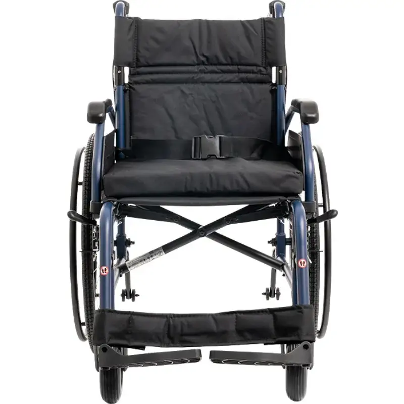 Lekki wózek inwalidzki ze stopu aluminium MDH NAVY1 — rama aluminiowa, siedzisko 46×42 cm, maks. waga użytkownika 120 kg, składany, 14,7 kg