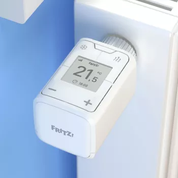 FRITZ Smart Thermo 302 termostat (wewnętrzny), biały, sterowanie przyciskami, bateria AA, 51×51×90 mm