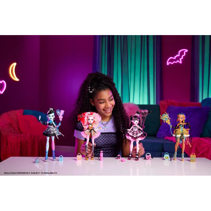 Monster High Strasznie Słodki Zestaw Tort Urodzinowy z Lalką Clawdeen Wolf i Ponad 20 Akcesoriami do Dekorowania