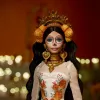 Barbie Signature Día De Muertos 2025 Lalka kolekcjonerska w kremowej sukni z falbanami
