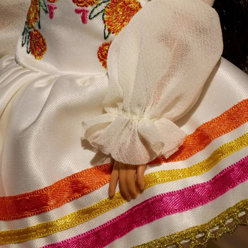 Barbie Signature Día De Muertos 2025 Lalka kolekcjonerska w kremowej sukni z falbanami