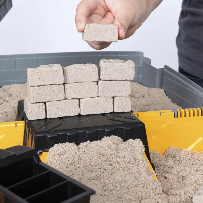 Kinetic Sand, składana piaskownica Construction Site z 2 funtami piasku do zabawy i ciężarówką, walizka do przechowywania, zabawki sensoryczne, prezenty świąteczne dla dzieci od 3 lat