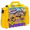 Kinetic Sand, składana piaskownica Construction Site z 2 funtami piasku do zabawy i ciężarówką, walizka do przechowywania, zabawki sensoryczne, prezenty świąteczne dla dzieci od 3 lat