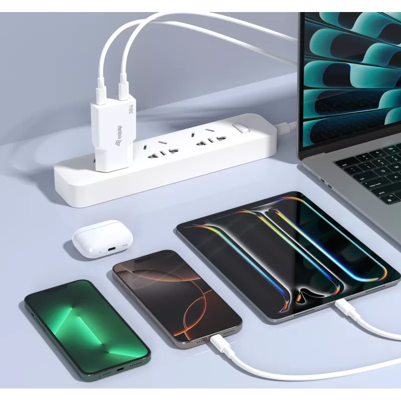 Ładowarka Equip 2-portowa 30W GaN cienki USB-C PD — 2 porty USB-C, wejście 100–240 V, maks. wyjście 20 V, biała