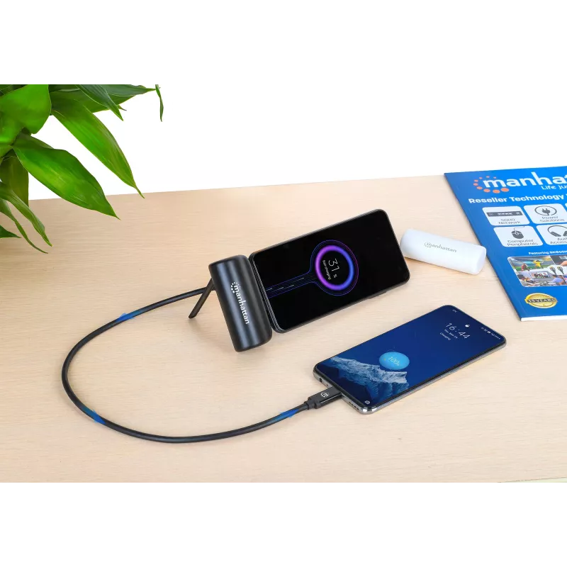 Manhattan Powerbank ze zintegrowaną wtyczką USB-C, 5000 mAh, Moc wyjściowa do 20 W, Podpórka umożliwiająca korzystanie jako uchwyt do ładowania telefonu, Czarny, Roczna gwarancja