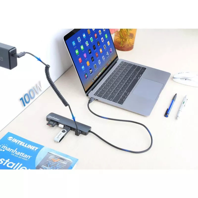 Stacja dokująca / hub Manhattan USB-C z czytnikiem kart, porty (5 szt.): HDMI, USB-A (2 szt.) i USB-C (2 szt.), z Power Delivery (PD) 100 W – wymaga zewnętrznej ładowarki USB-C (brak w zestawie). Zasilana przez USB (bez zewnętrznego zasilacza), gdy PD nie jest używane