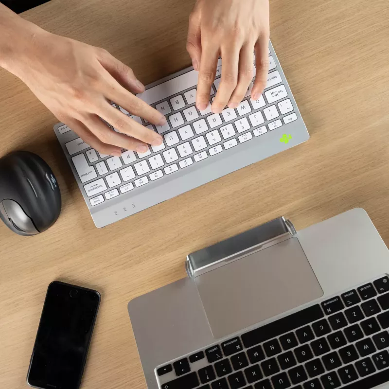 Ergonomiczna klawiatura R-Go Tools R-Go Compact Break, klawiatura kompaktowa z oprogramowaniem przerw, AZERTY (FR), Bluetooth, biała
