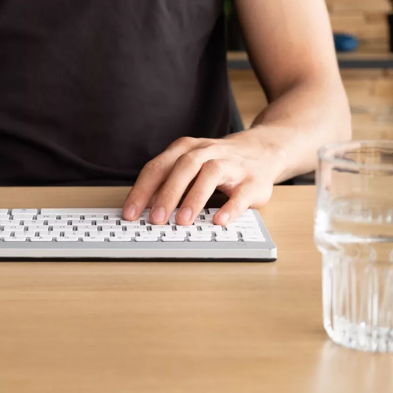 Ergonomiczna klawiatura R-Go Tools R-Go Compact Break, klawiatura kompaktowa z oprogramowaniem przerw, AZERTY (FR), Bluetooth, biała
