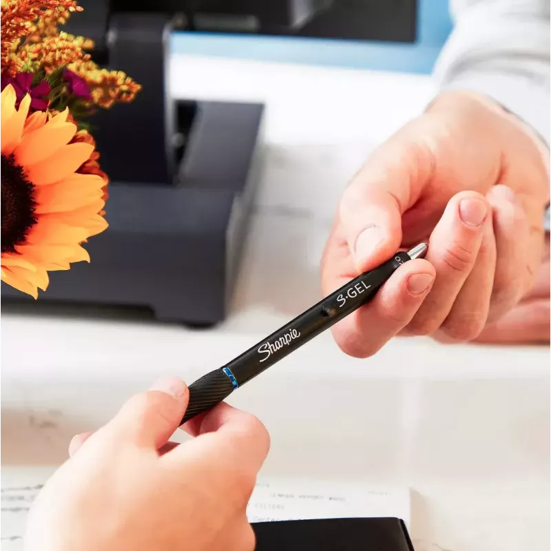 Wysuwany długopis żelowy Sharpie S-Gel Czarny — biały korpus, końcówka średnia 0,7 mm, klips, symetryczna