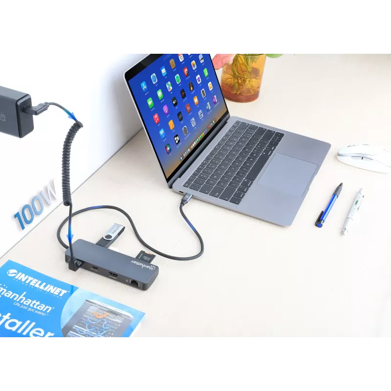 Manhattan USB-C Dock/Hub z czytnikiem kart, Porty (x7): Ethernet, HDMI, USB-A (x3) i USB-C (x2), z Power Delivery (PD) 100W – wymaga zewnętrznej ładowarki USB-C (nie dołączono). Zasilany przez USB (nie wymaga zewnętrznego zasilacza), gdy PD nie jest używane