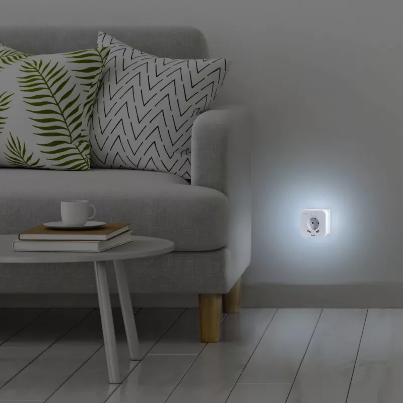Hama 00223498 Lampa nocna LED z gniazdem, 2 wyjściami USB, czujnikiem ruchu i światła