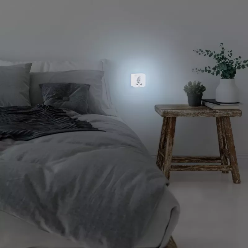 Hama 00223498 Lampa nocna LED z gniazdem, 2 wyjściami USB, czujnikiem ruchu i światła