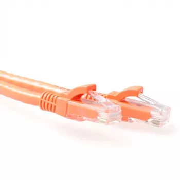 Pomarańczowy kabel krosowy ACT 0,5 m U/UTP CAT6A z zabezpieczonymi zatrzaskami i złączami RJ45