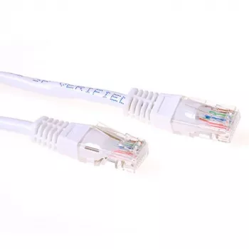 Biały kabel krosowy ACT U/UTP CAT6 o długości 7 metrów ze złączami RJ45