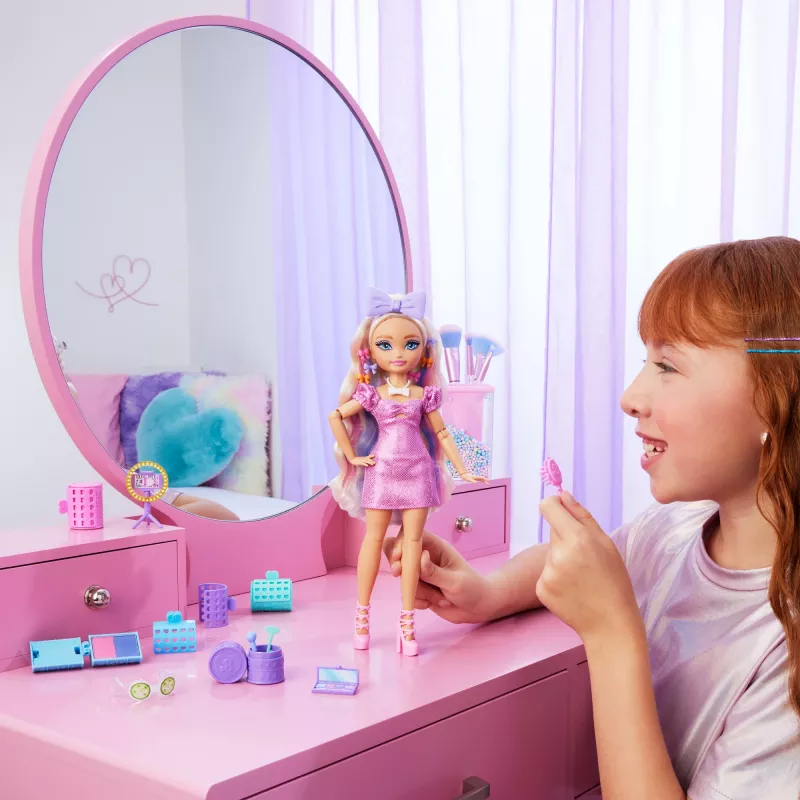 Lalka modowa Barbie Dream Besties Malibu z niespodziankowymi akcesoriami i ponad 15 stylizacjami
