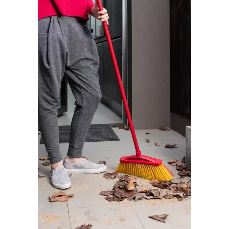 Outdoor broom VILEDA model 128763, hard bristle, technopolymer, czerwony