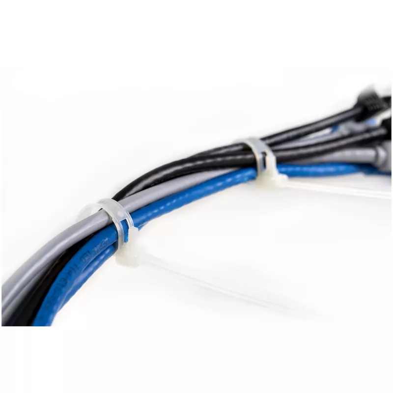 StarTech.com 6 cali (15 cm) Opaski zaciskowe wielokrotnego użytku – szerokość 1/4 cala (7 mm), średnica wiązki 1-3/8 cala (35 mm), wytrzymałość na rozciąganie 50 funtów (22 kg), opaski nylonowe rozłączane, do użytku wewnątrz i na zewnątrz, 94V-2/UL, 100 szt. – kolor biały