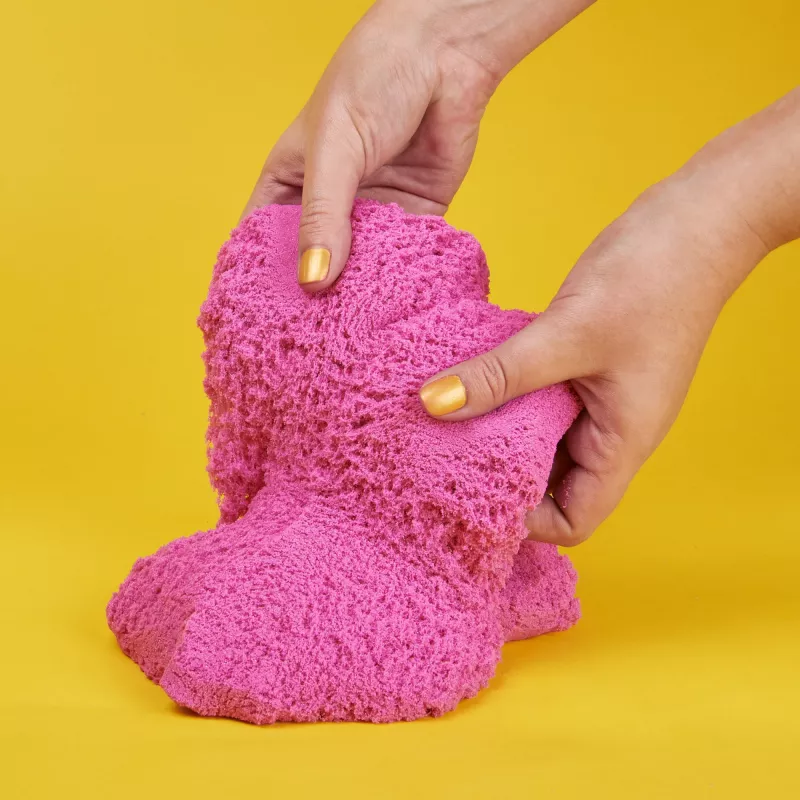 Kinetic Sand, 2lbs Crystal Pink Shimmering Play Sand (opakowanie może się różnić), formowalne zabawki sensoryczne dla dzieci od 3 lat