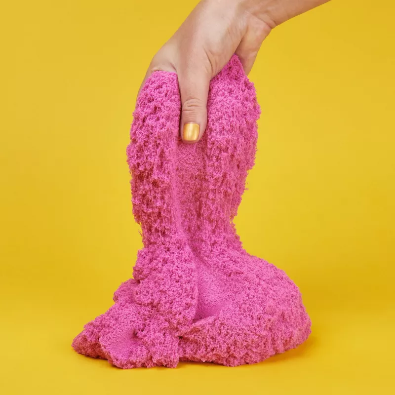 Kinetic Sand, 2lbs Crystal Pink Shimmering Play Sand (opakowanie może się różnić), formowalne zabawki sensoryczne dla dzieci od 3 lat