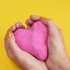 Kinetic Sand, 2lbs Crystal Pink Shimmering Play Sand (opakowanie może się różnić), formowalne zabawki sensoryczne dla dzieci od 3 lat