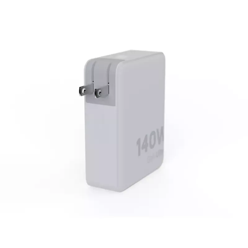 Przenośna ładowarka podróżna GaN 140W Xtorm XVC2140 z 3 portami USB-C PD i kablem USB-C 2 m, biała