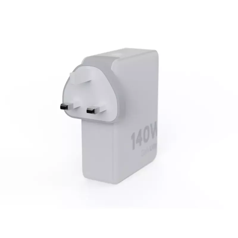 Przenośna ładowarka podróżna GaN 140W Xtorm XVC2140 z 3 portami USB-C PD i kablem USB-C 2 m, biała