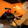 Torba na laptopa R-Go Viva, skóra licowa, z wbudowaną podstawką pod laptopa, paskiem na ramię, 15.6 cala, czarna