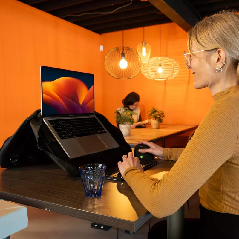Torba na laptopa R-Go Viva, skóra licowa, z wbudowaną podstawką pod laptopa, paskiem na ramię, 15.6 cala, czarna