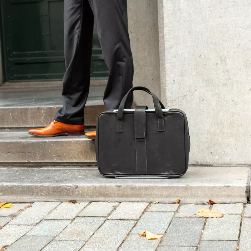 Torba na laptopa R-Go Viva, skóra licowa, z wbudowaną podstawką pod laptopa, paskiem na ramię, 15.6 cala, czarna
