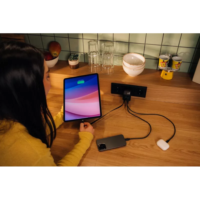 Verbatim GaN Charger 65W 2 Port wysuwany kabel wyświetlacz wtyczki US z adapterami EU i UK