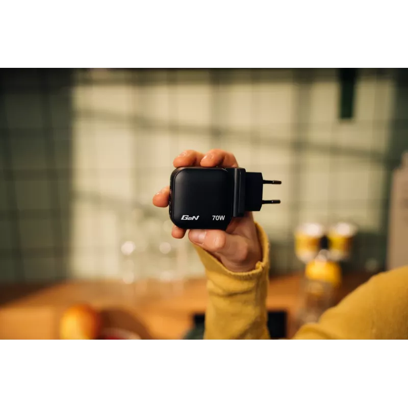 Mini ładowarka GaN Verbatim 70 W 3 porty wtyczka US z adapterami EU i UK