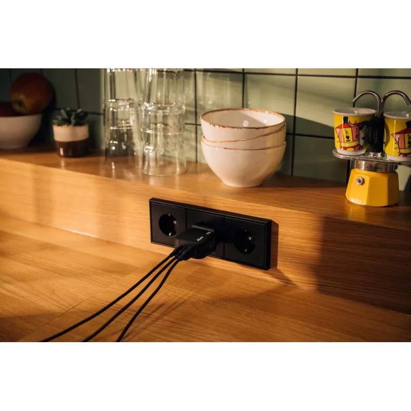 Mini ładowarka GaN Verbatim 70 W 3 porty wtyczka US z adapterami EU i UK