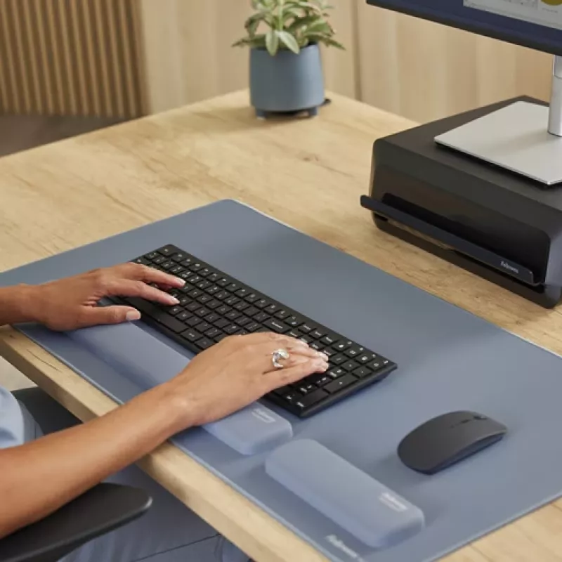 Podkładka pod nadgarstek pod klawiaturę Fellowes Breyta z ochroną antybakteryjną Ergonomiczne wsparcie nadgarstka Marine