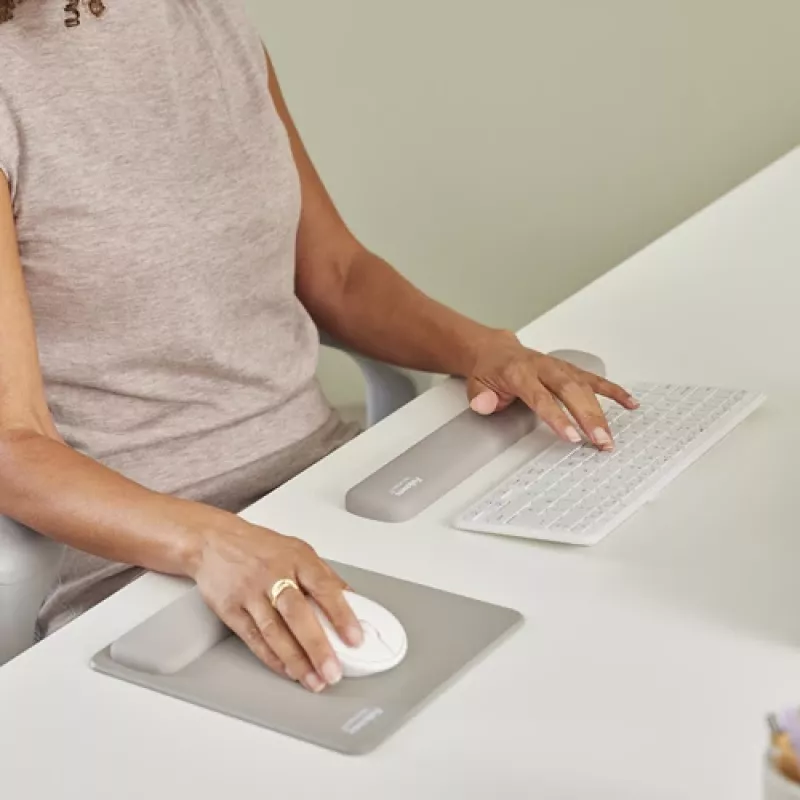 Podkładka pod nadgarstek do klawiatury Fellowes Breyta Compact – ergonomiczne wsparcie z ochroną antybakteryjną, piaskowa