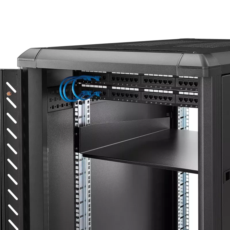 StarTech.com Półka serwerowa 2U do szafy rack – Uniwersalna półka wspornikowa do montażu w szafie 19-calowej na sprzęt sieciowy i szafę rack – Wytrzymała stal – Udźwig 50 funtów/23 kg – Głębokość tacki 22 cale, czarna