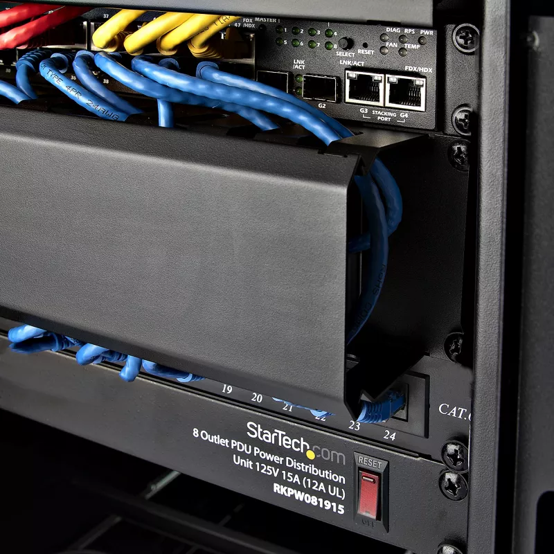 StarTech.com Poziomy panel 2U do zarządzania kablami w szafie rack z pokrywą – kanał kablowy z palcami do szafy sieciowej 19 cali – panel prowadzenia przewodów – korytko kablowe szczelinowe